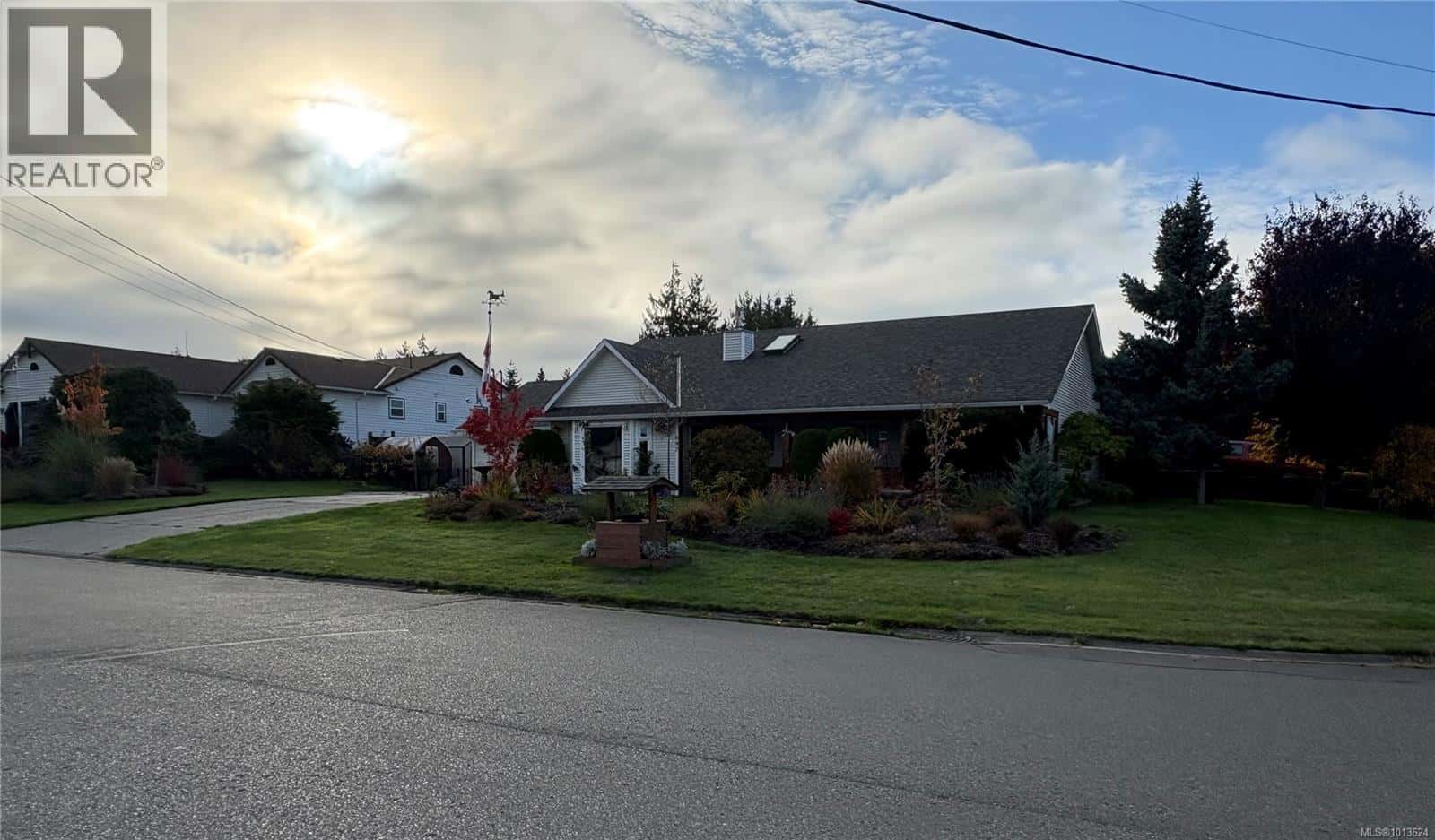 697 Woodburn St — Parksville - Photo 3 of 34