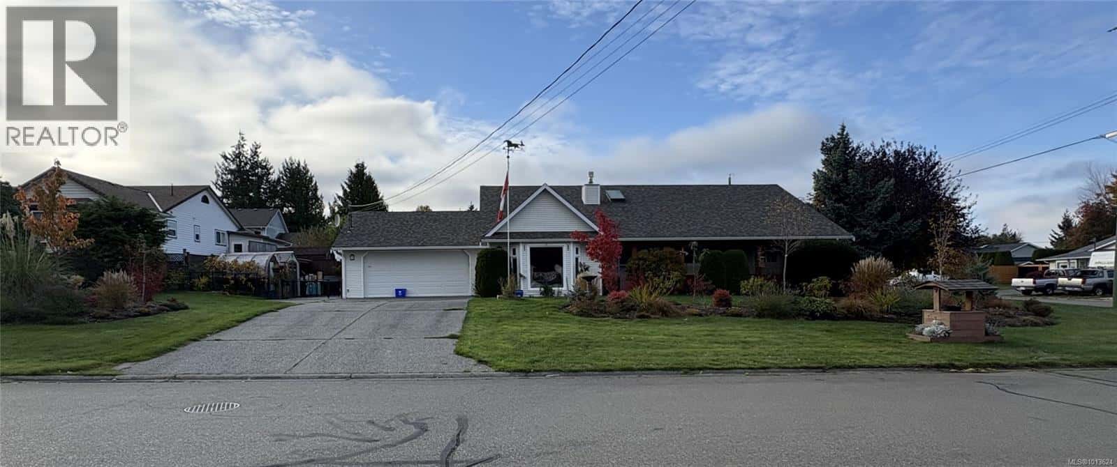 697 Woodburn St — Parksville - Photo 2 of 34
