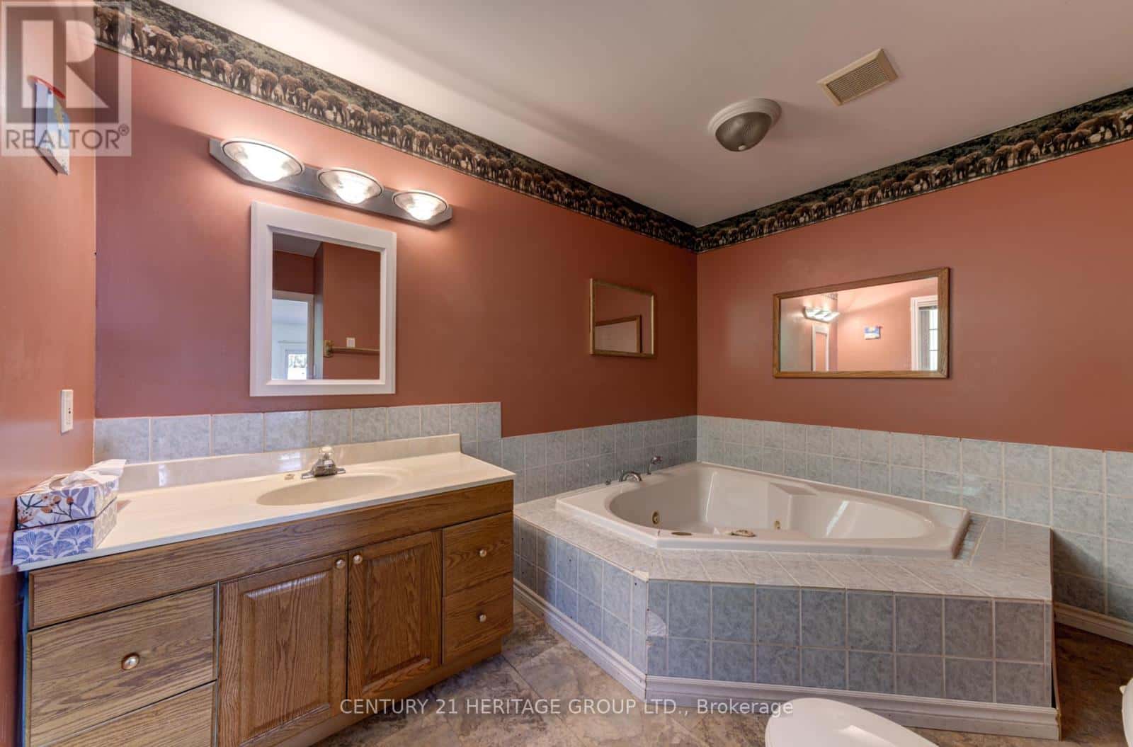 , Essa, — Essa - Photo 4 of 35