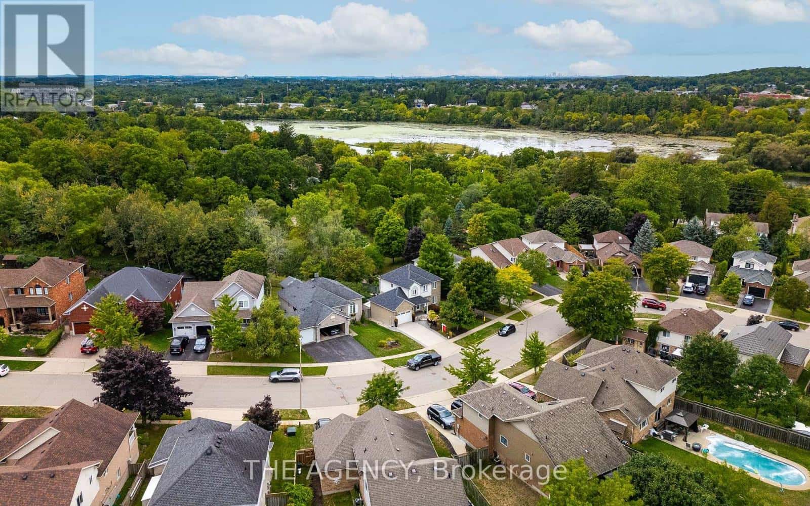 , Cambridge, — Cambridge - Photo 3 of 41