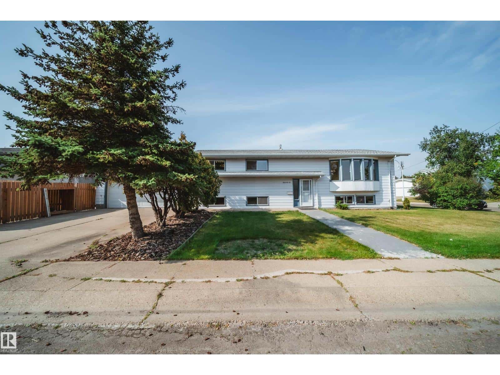 18851 99A AV NW NW — Edmonton - Photo 3 of 50