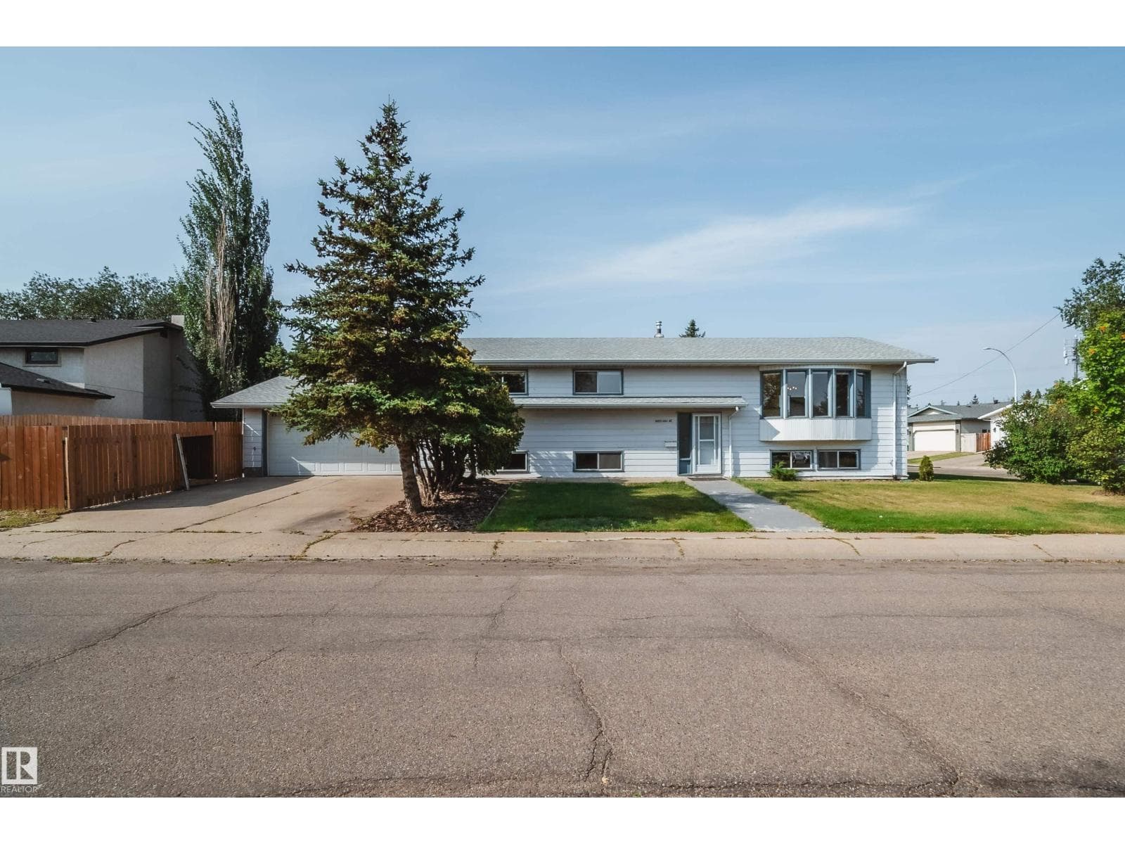 18851 99A AV NW NW — Edmonton - Main photo