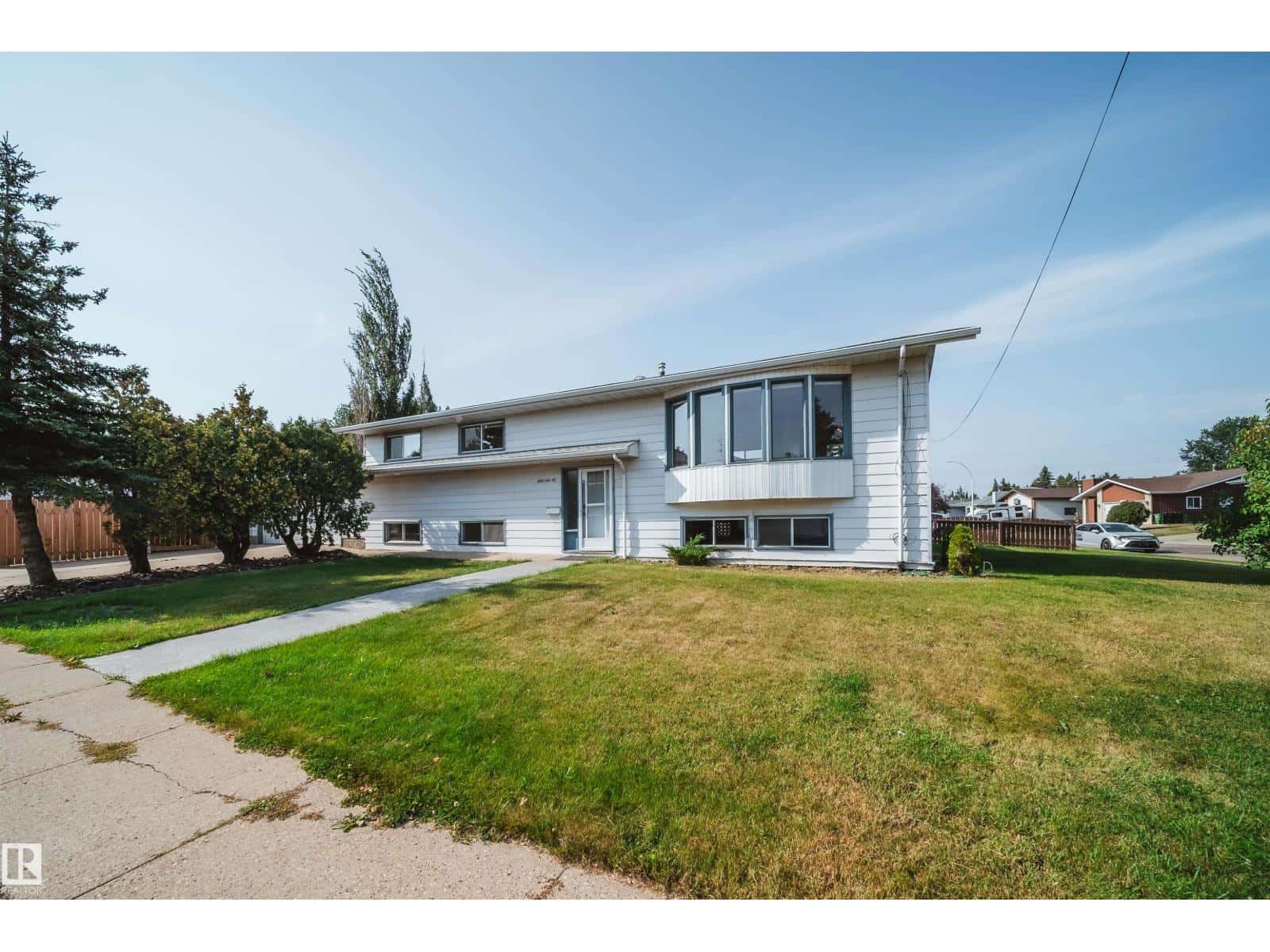 18851 99A AV NW NW — Edmonton - Photo 4 of 50