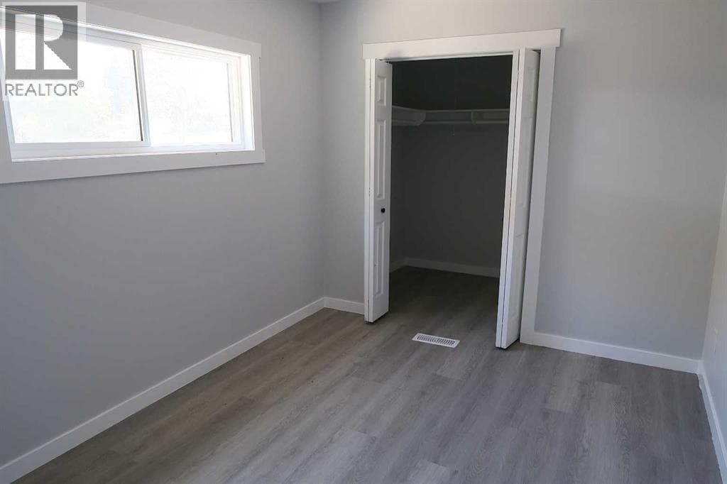 207 Centre Street — Lomond - Main photo