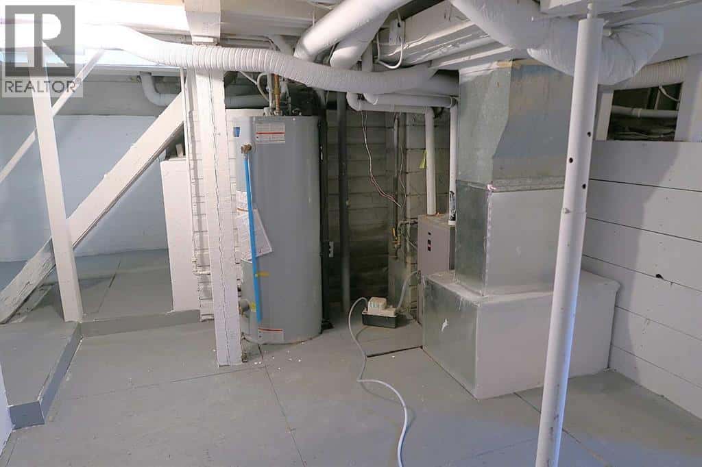 207 Centre Street — Lomond - Photo 2 of 22