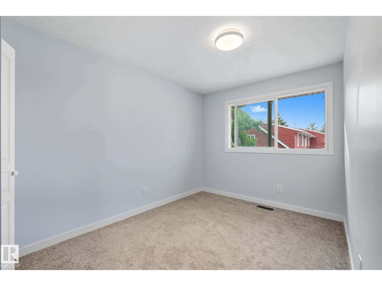 , Edmonton, — Edmonton - Photo 2 of 31