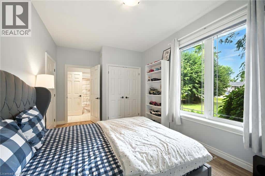 , Woodstock, — Woodstock - Photo 3 of 33