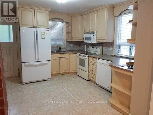 8 HILLSIDE AVENUE — Vaughan (Concord) - Main photo