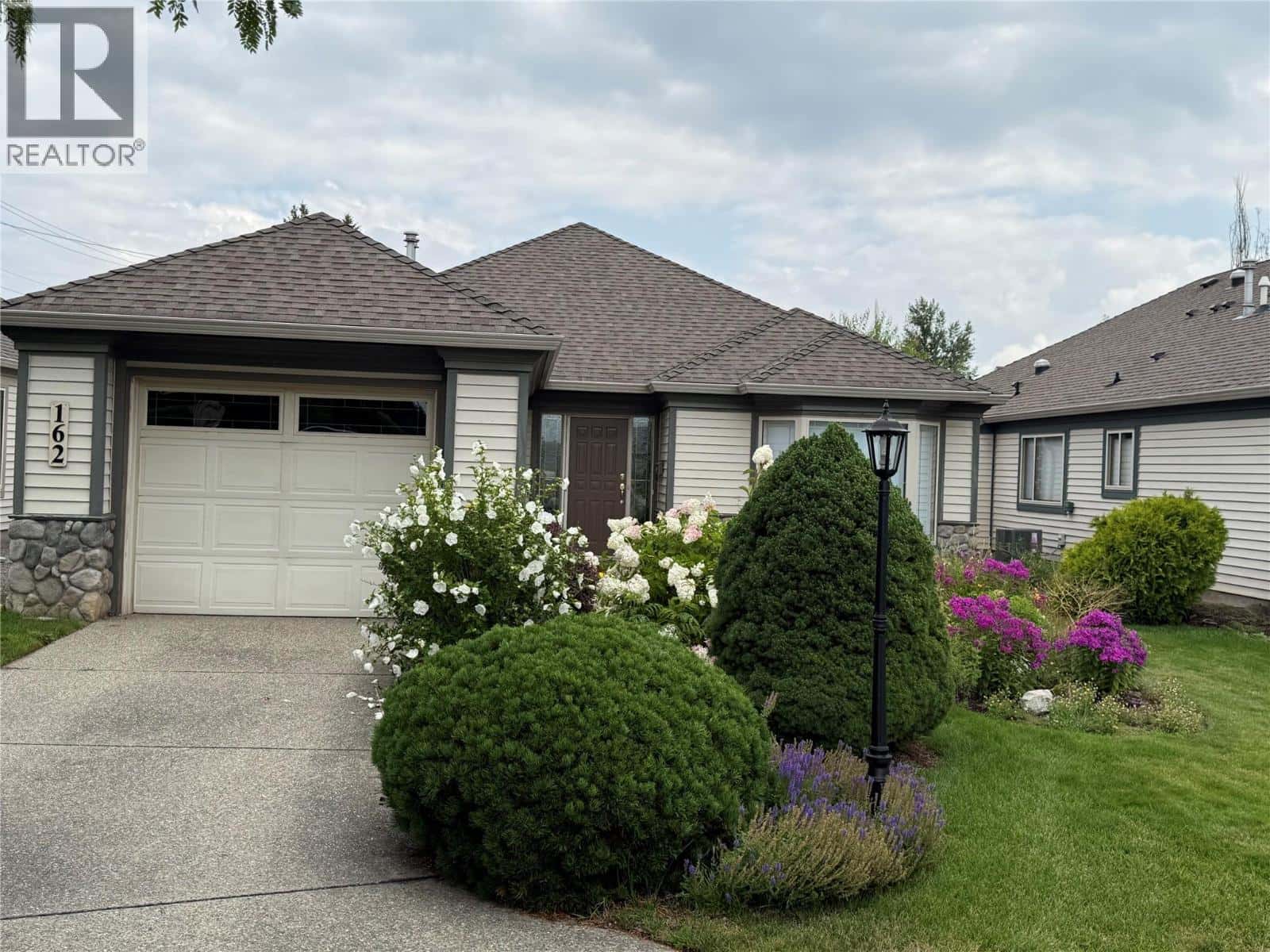 , Kelowna, — Kelowna - Photo 2 of 41