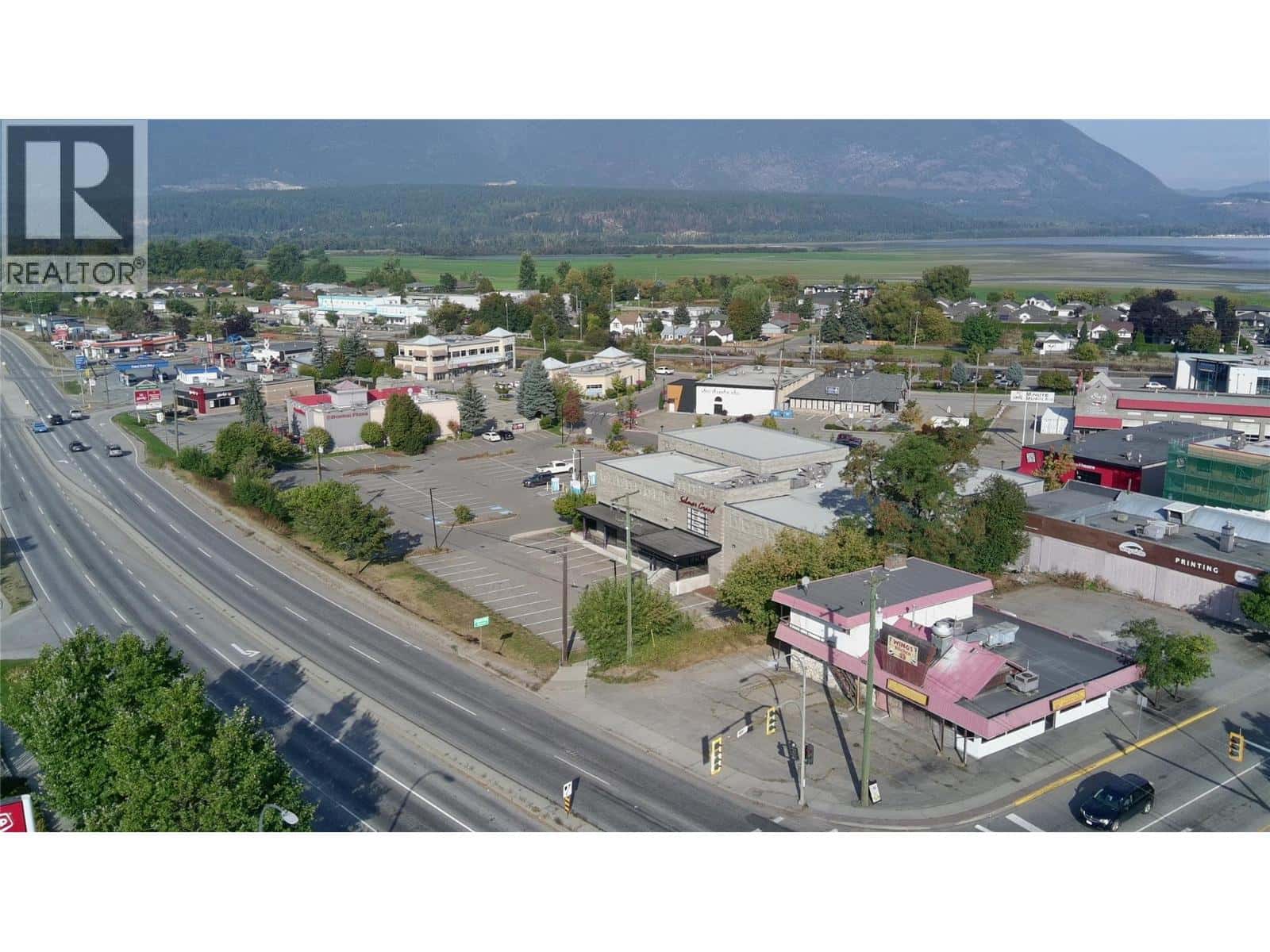, Salmon Arm, British Columbia — Salmon Arm, British Columbia - Photo 4 of 23