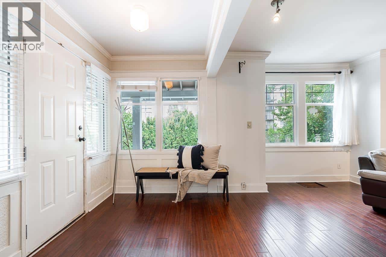 202 SEVENTH STREET — New Westminster - Photo 3 of 21