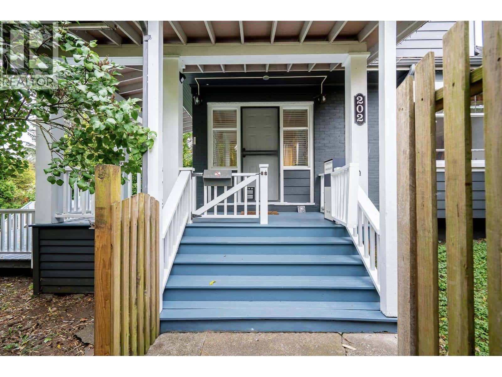 202 SEVENTH STREET — New Westminster - Photo 2 of 21