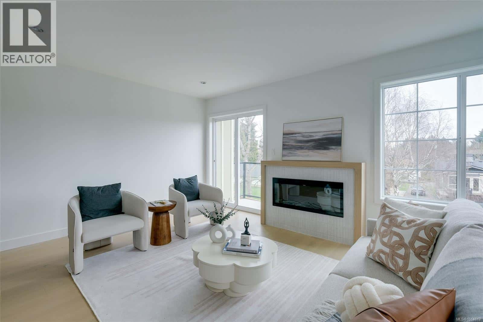 , Saanich, — Saanich - Photo 2 of 38