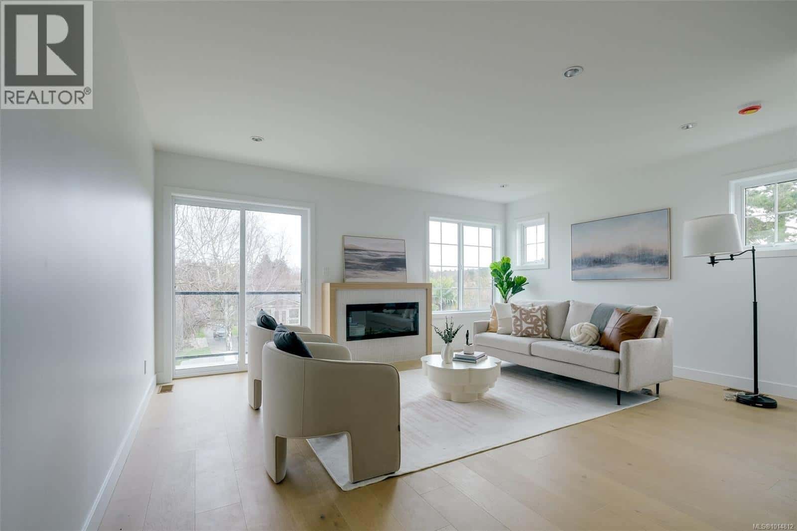 , Saanich, — Saanich - Photo 4 of 38