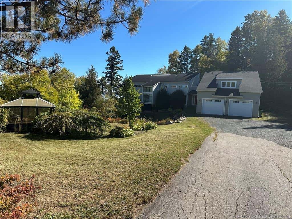 4 Cote Bleu — Bathurst, New Brunswick - Photo 3 of 48