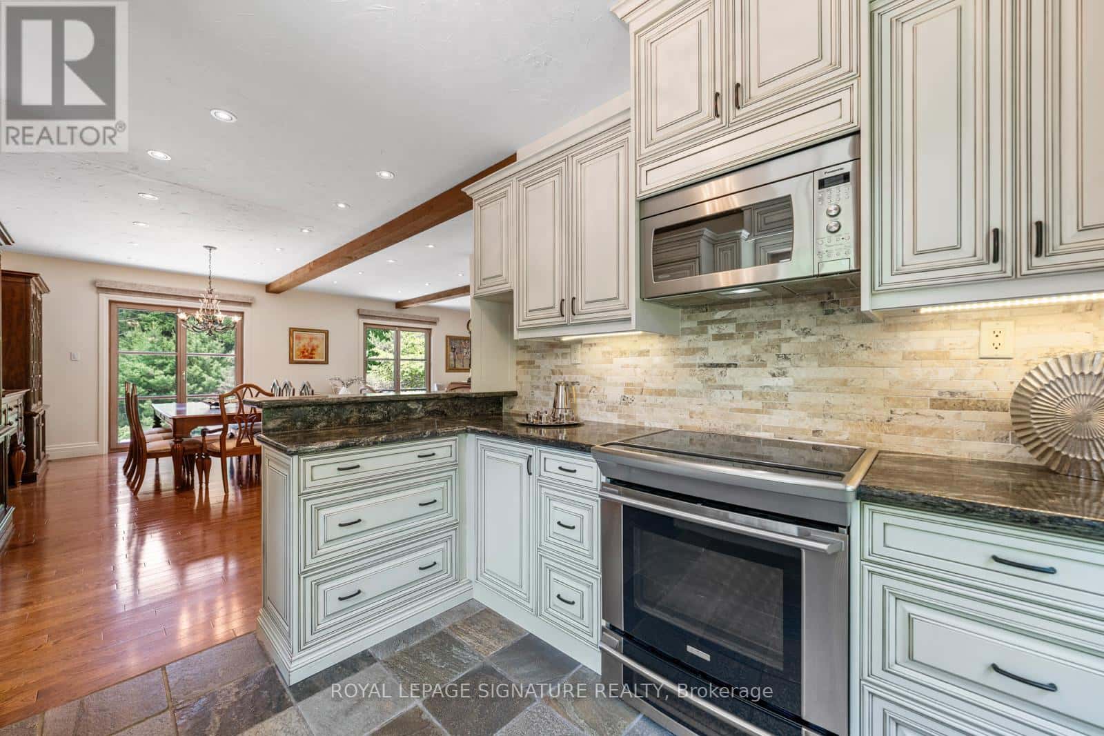 , King, — King - Photo 5 of 95