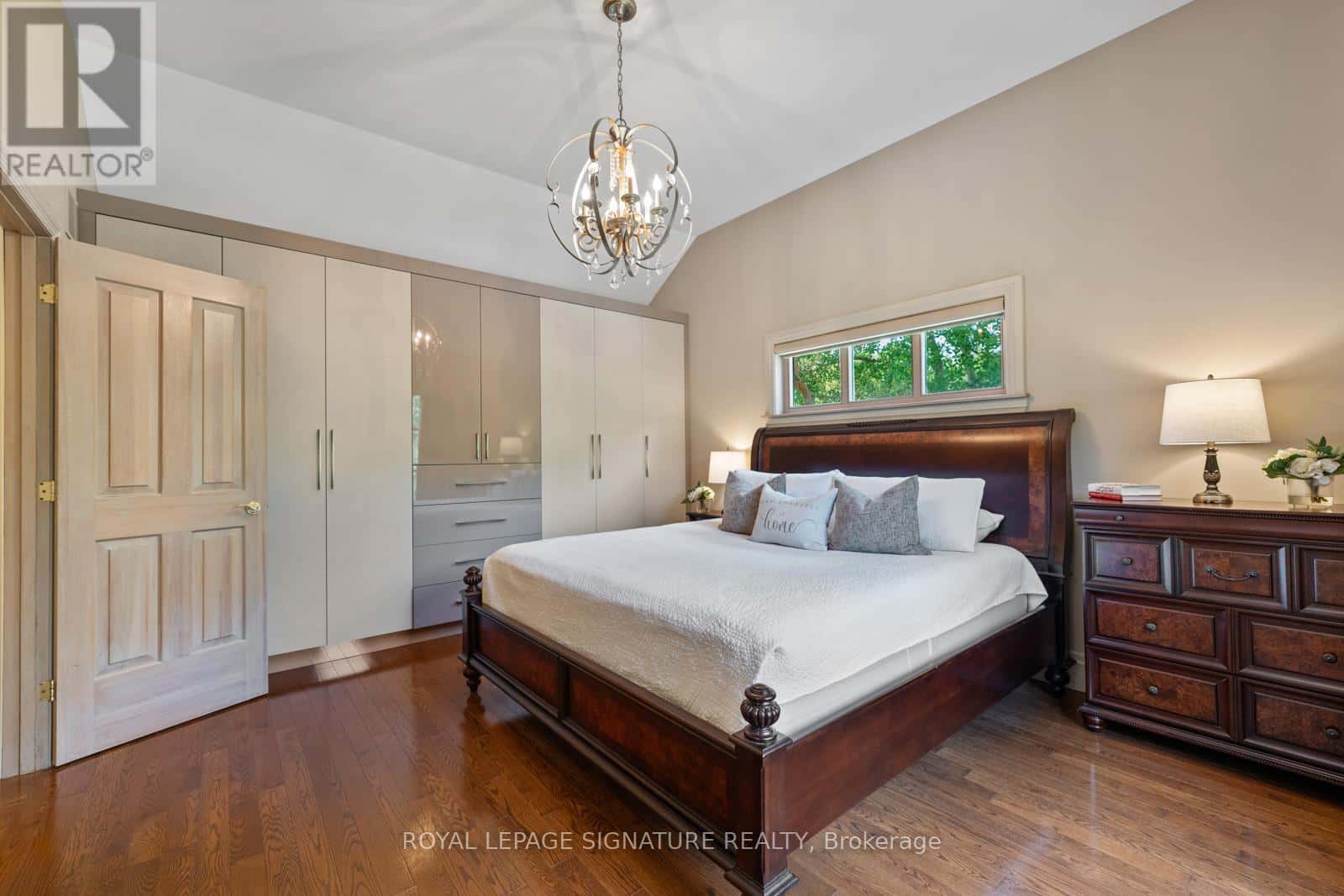 , King, — King - Photo 3 of 95