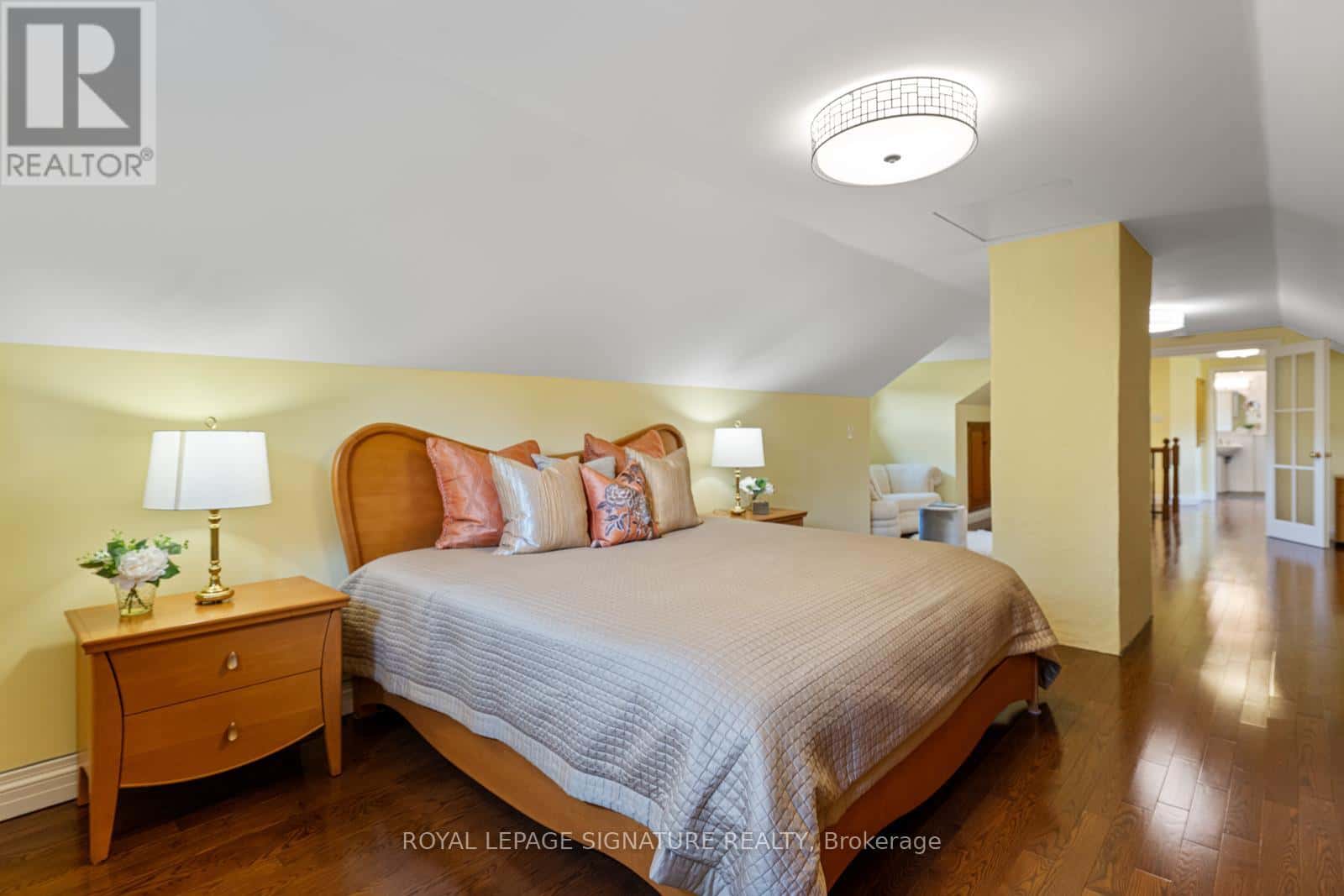 , King, — King - Photo 2 of 95