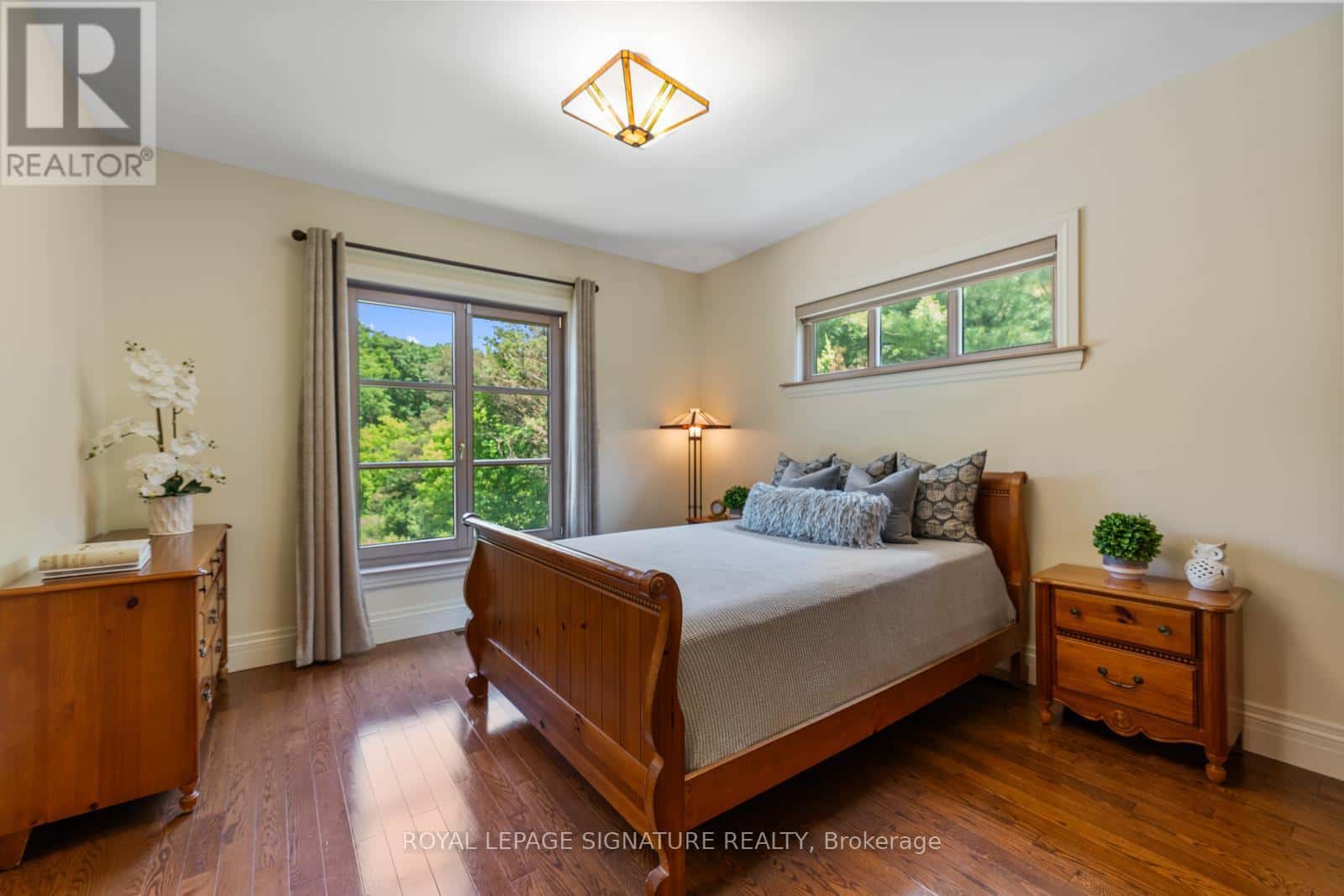 , King, — King - Photo 4 of 95