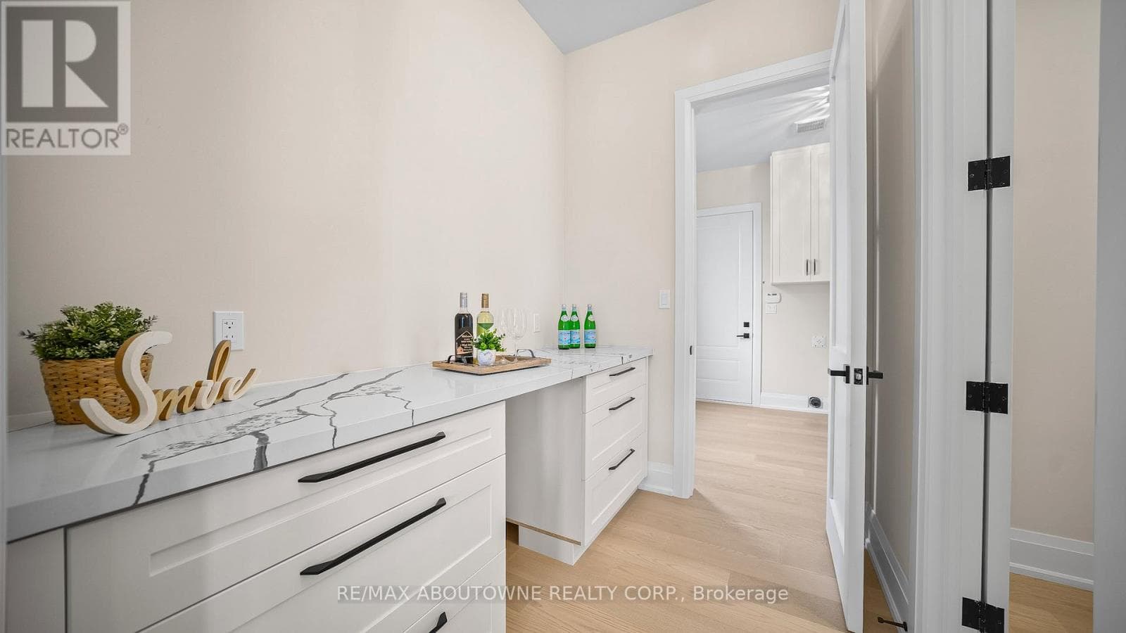 , Hamilton (Winona), Ontario — Hamilton (Winona), Ontario - Main photo