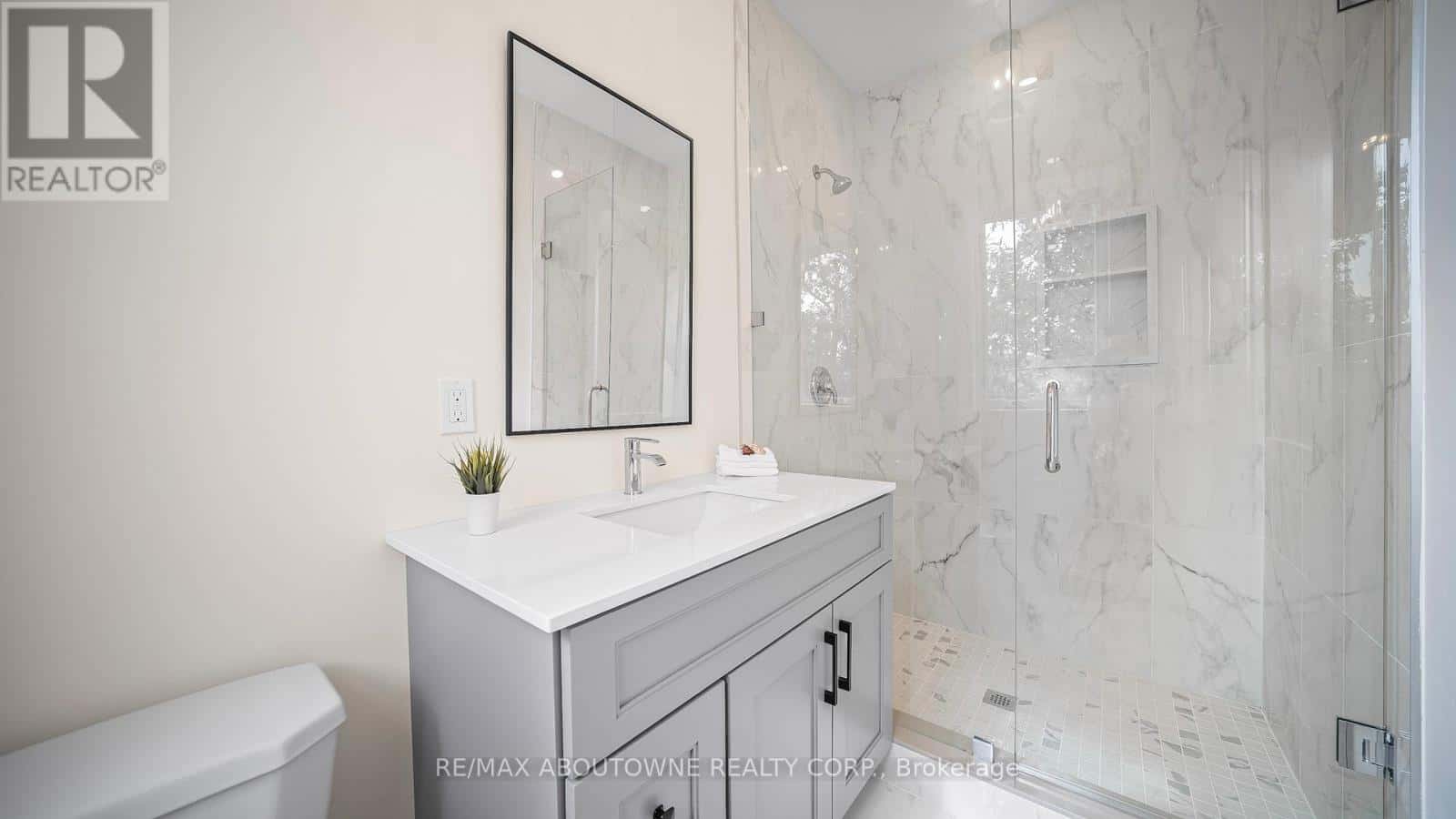 , Hamilton (Winona), Ontario — Hamilton (Winona), Ontario - Photo 3 of 49