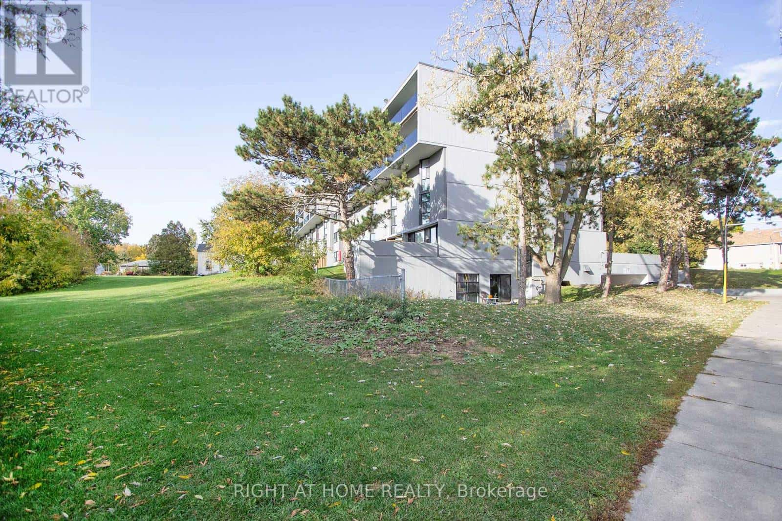 , Oshawa (Central), Ontario — Oshawa (Central), Ontario - Photo 3 of 50