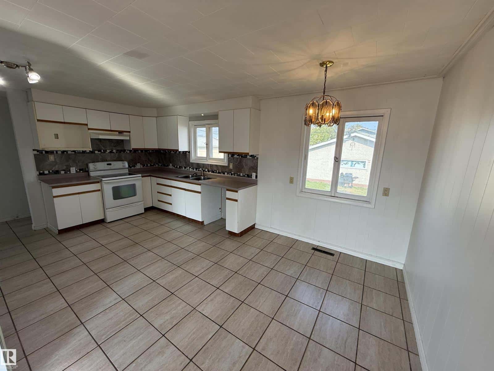 4810 48 AV — St. Paul Town - Photo 5 of 28