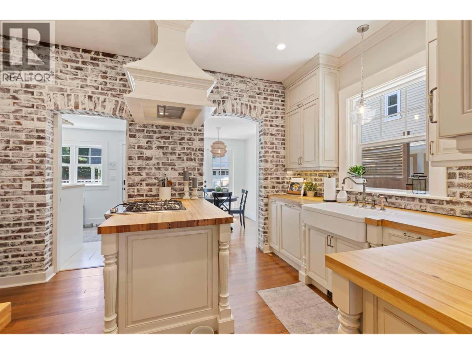 , Kelowna, British Columbia — Kelowna, British Columbia - Photo 2 of 62