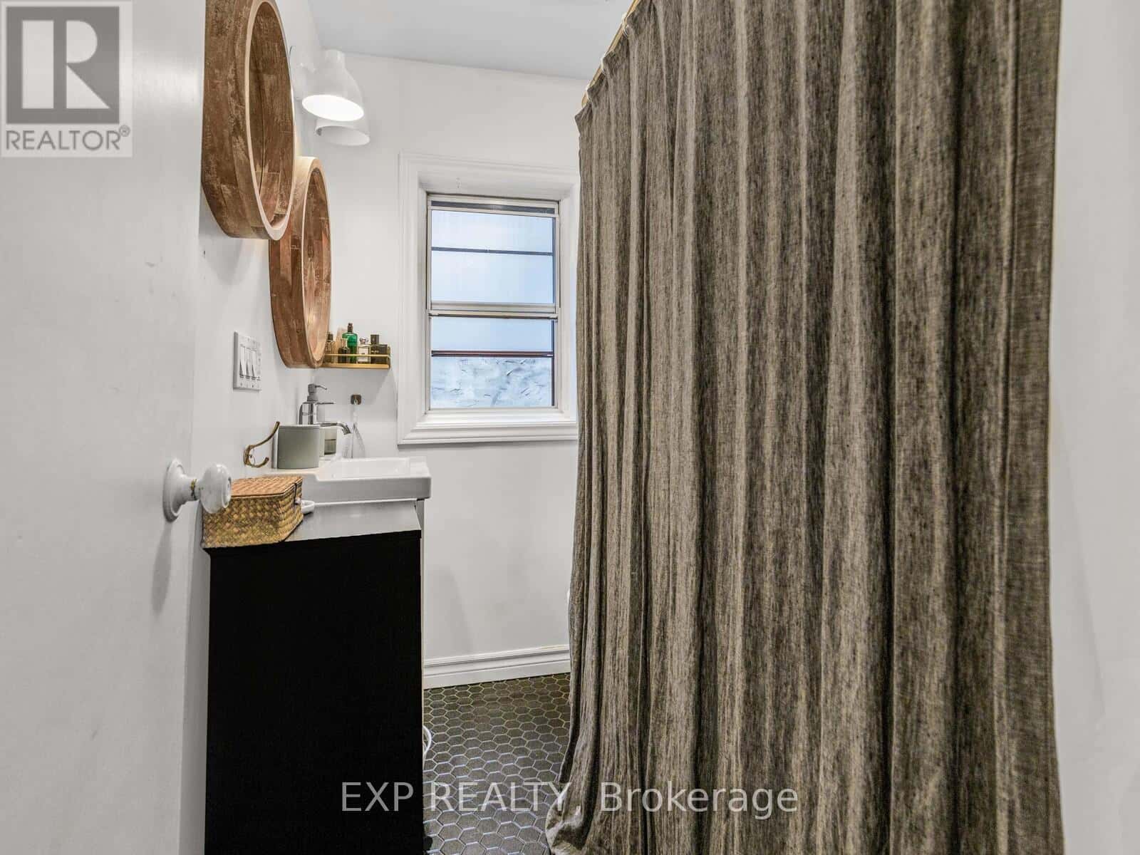 , Toronto (Trinity-Bellwoods), Ontario — Toronto (Trinity-Bellwoods), Ontario - Photo 2 of 34