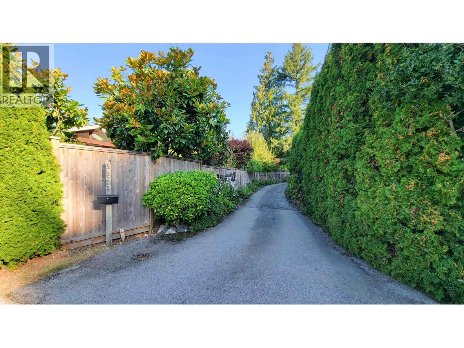 3595 WELLINGTON CRESCENT — North Vancouver - Photo 4 of 40