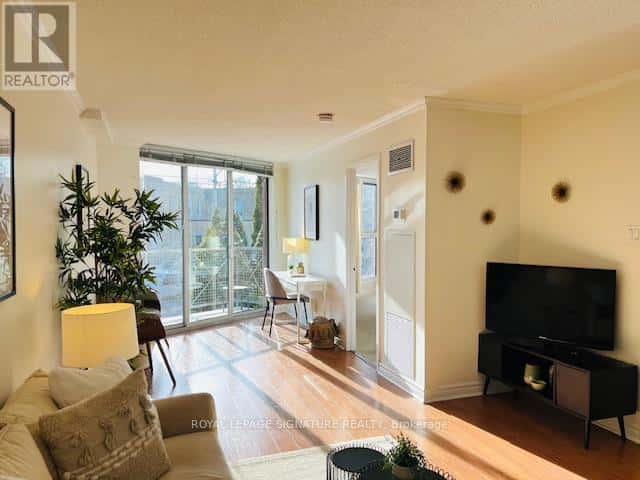 , Toronto (Leaside), — Toronto (Leaside) - Photo 2 of 27