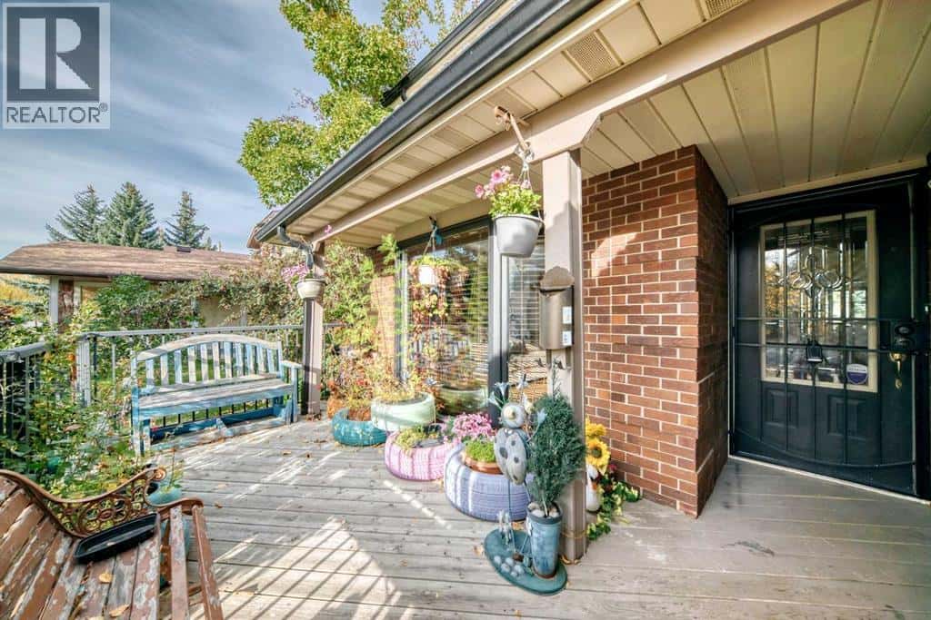 983 Woodbine Boulevard SW — Calgary - Photo 4 of 100