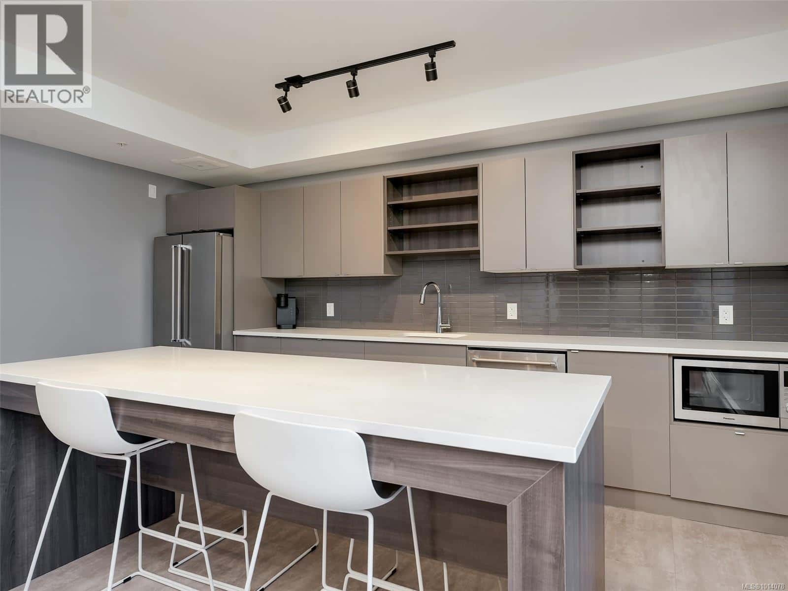 603 2461 Sidney Ave — Sidney - Photo 5 of 78