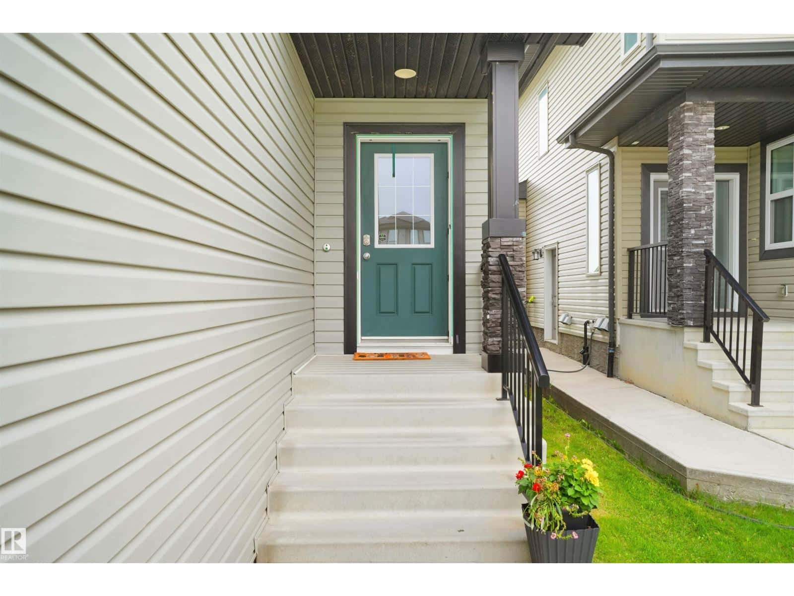 15160 16 ST NW — Edmonton - Photo 4 of 53