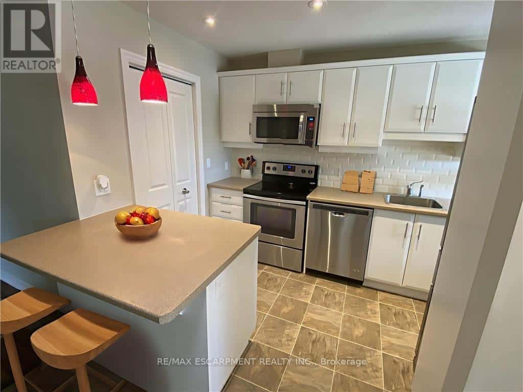 , Hamilton (Kennedy), Ontario — Hamilton (Kennedy), Ontario - Photo 2 of 24