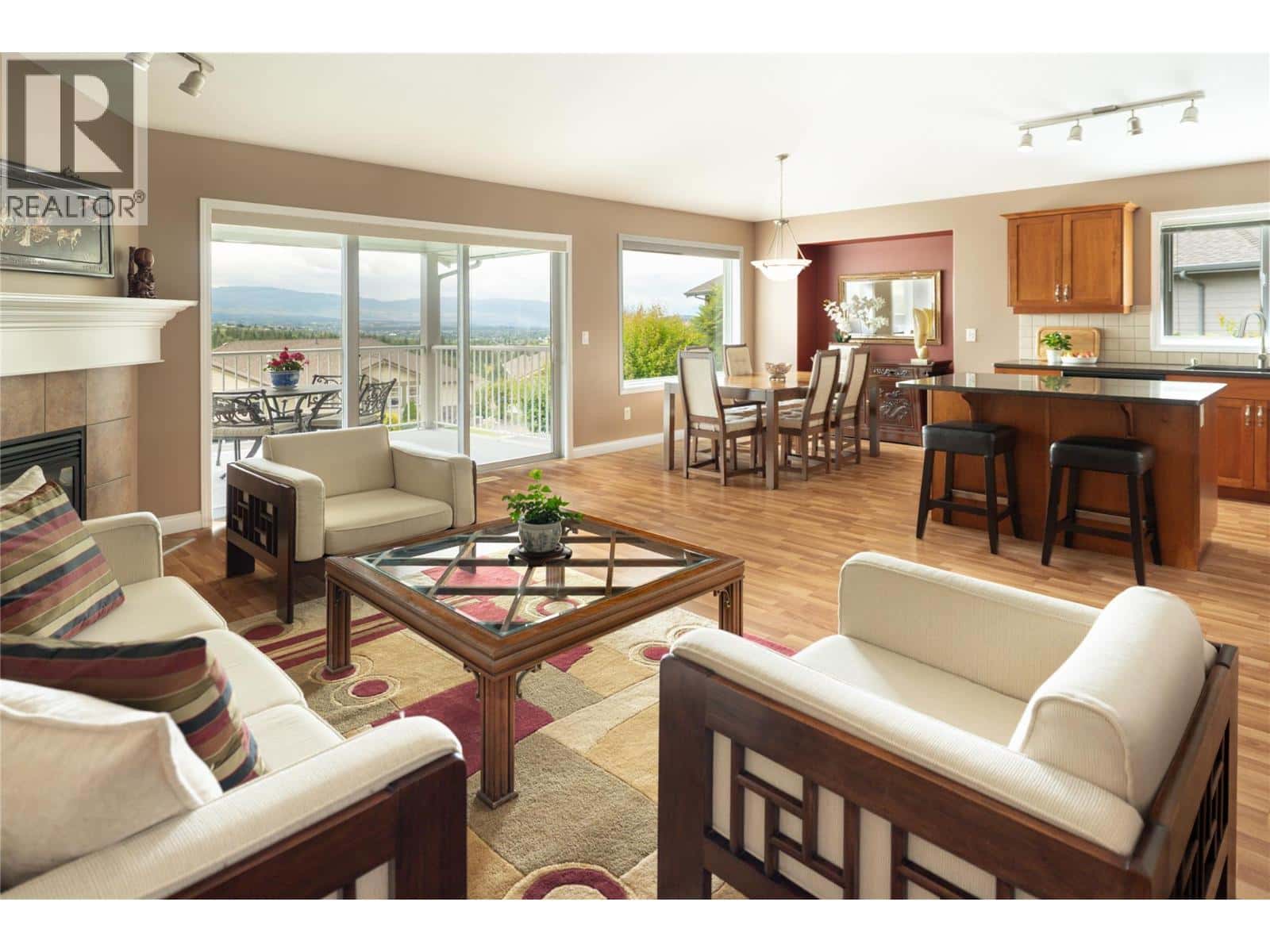 , Kelowna, — Kelowna - Photo 2 of 35