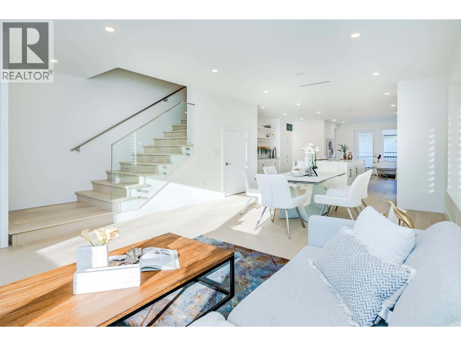 3321 W 37TH AVENUE — Vancouver - Photo 2 of 27