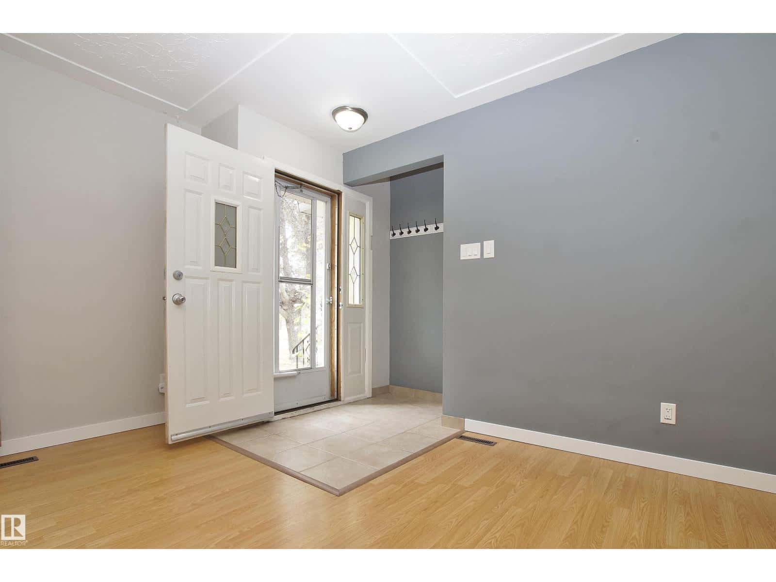 , Edmonton, Alberta — Edmonton, Alberta - Photo 4 of 55