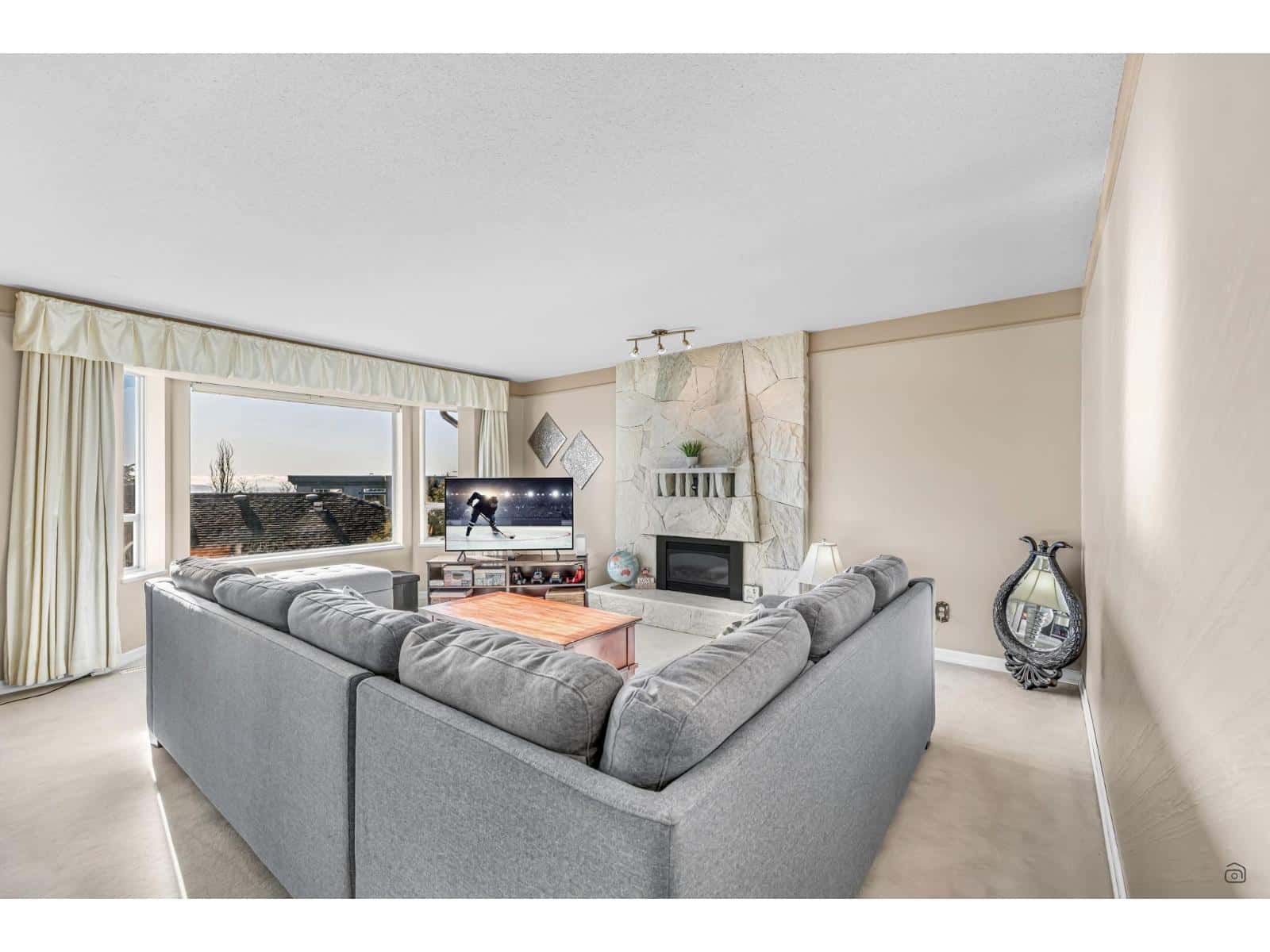 1191 FINLAY STREET — White Rock - Photo 3 of 37