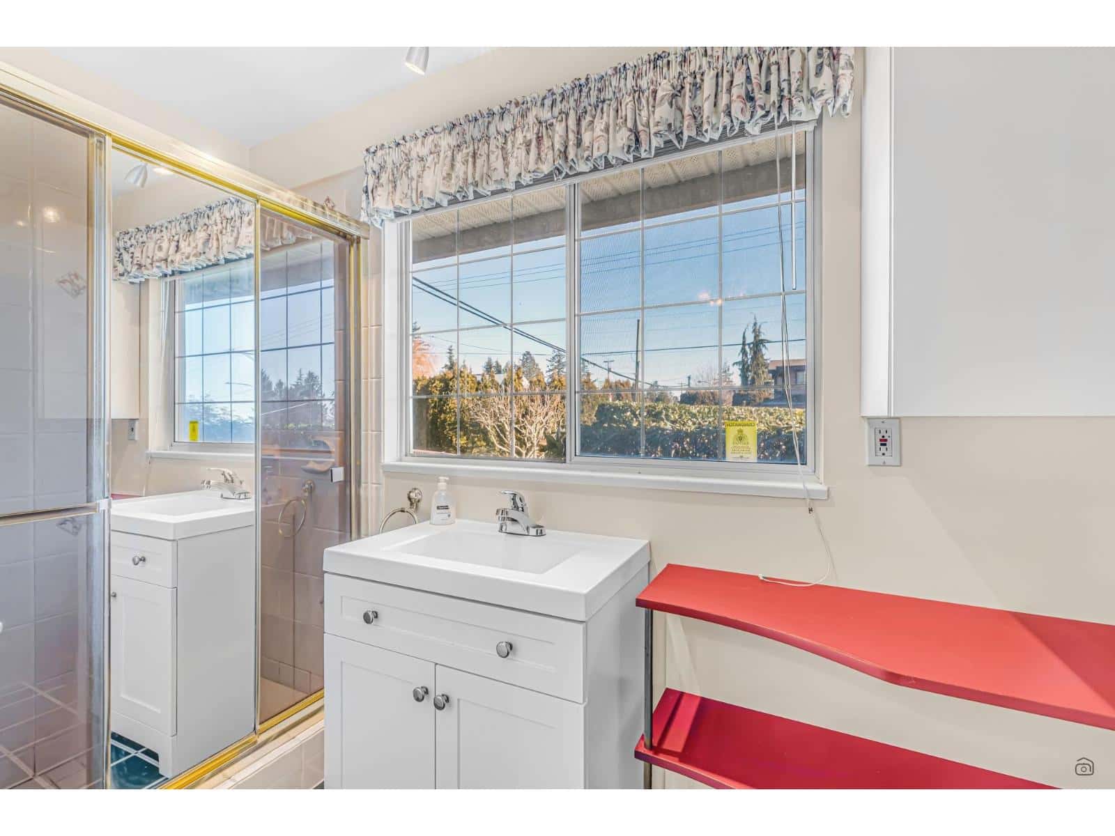 1191 FINLAY STREET — White Rock - Photo 2 of 37