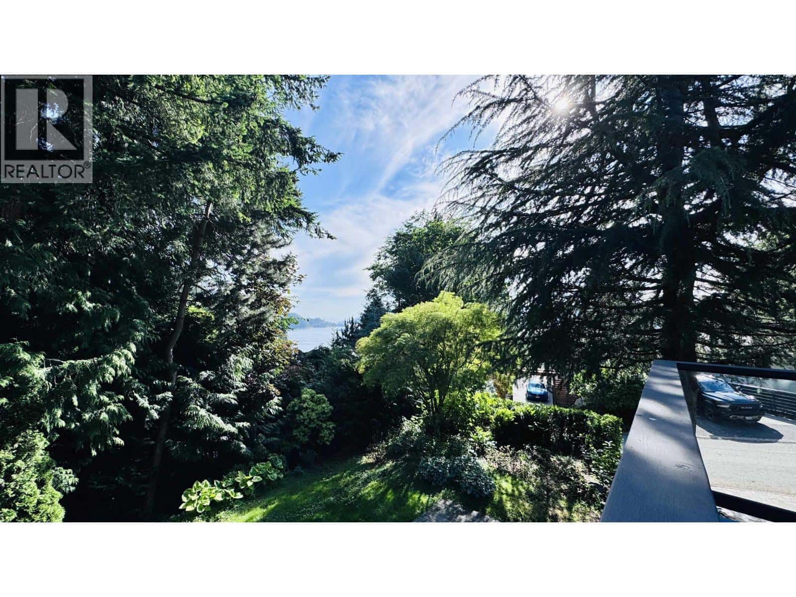 8515 ANSELL PLACE — West Vancouver - Photo 3 of 40