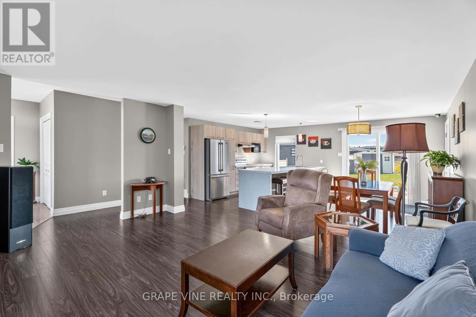 18 CALCO CRESCENT — North Stormont - Photo 3 of 36