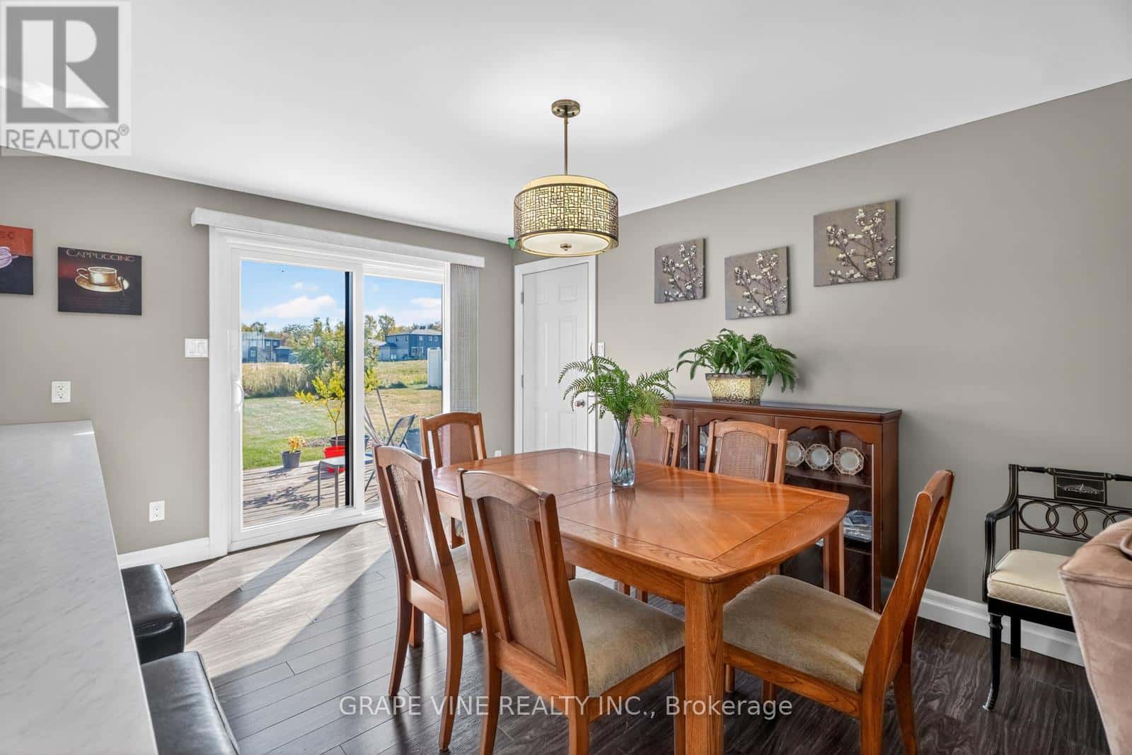 18 CALCO CRESCENT — North Stormont - Photo 4 of 36