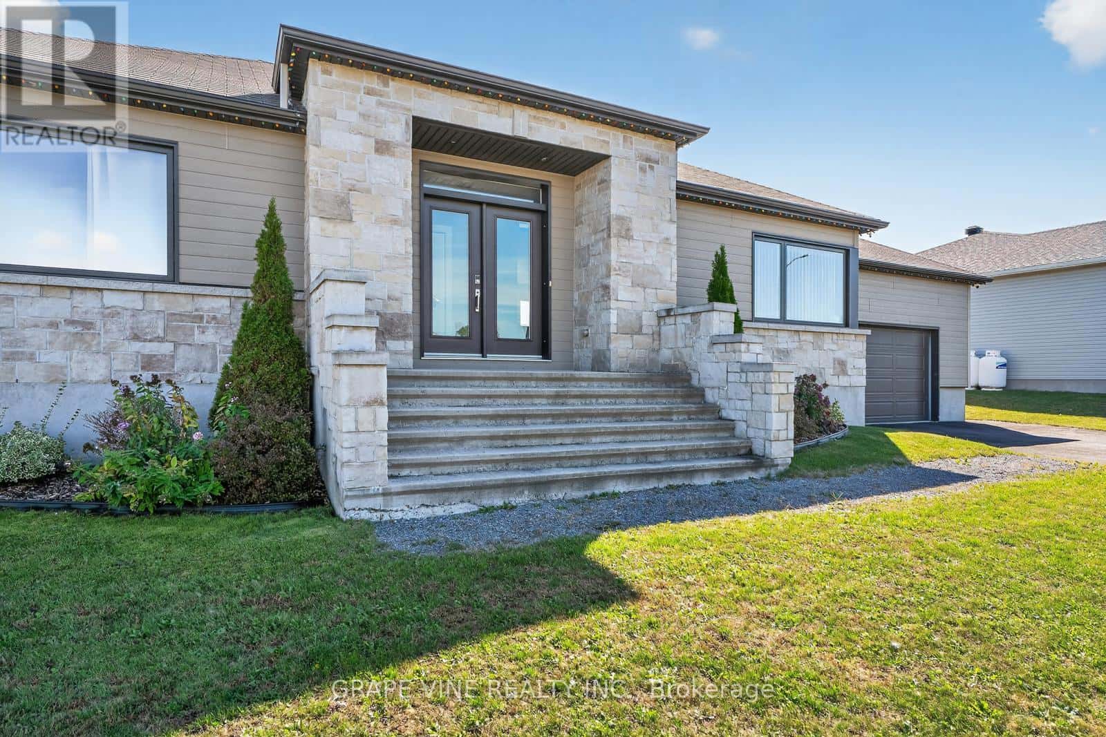 18 CALCO CRESCENT — North Stormont - Photo 2 of 36