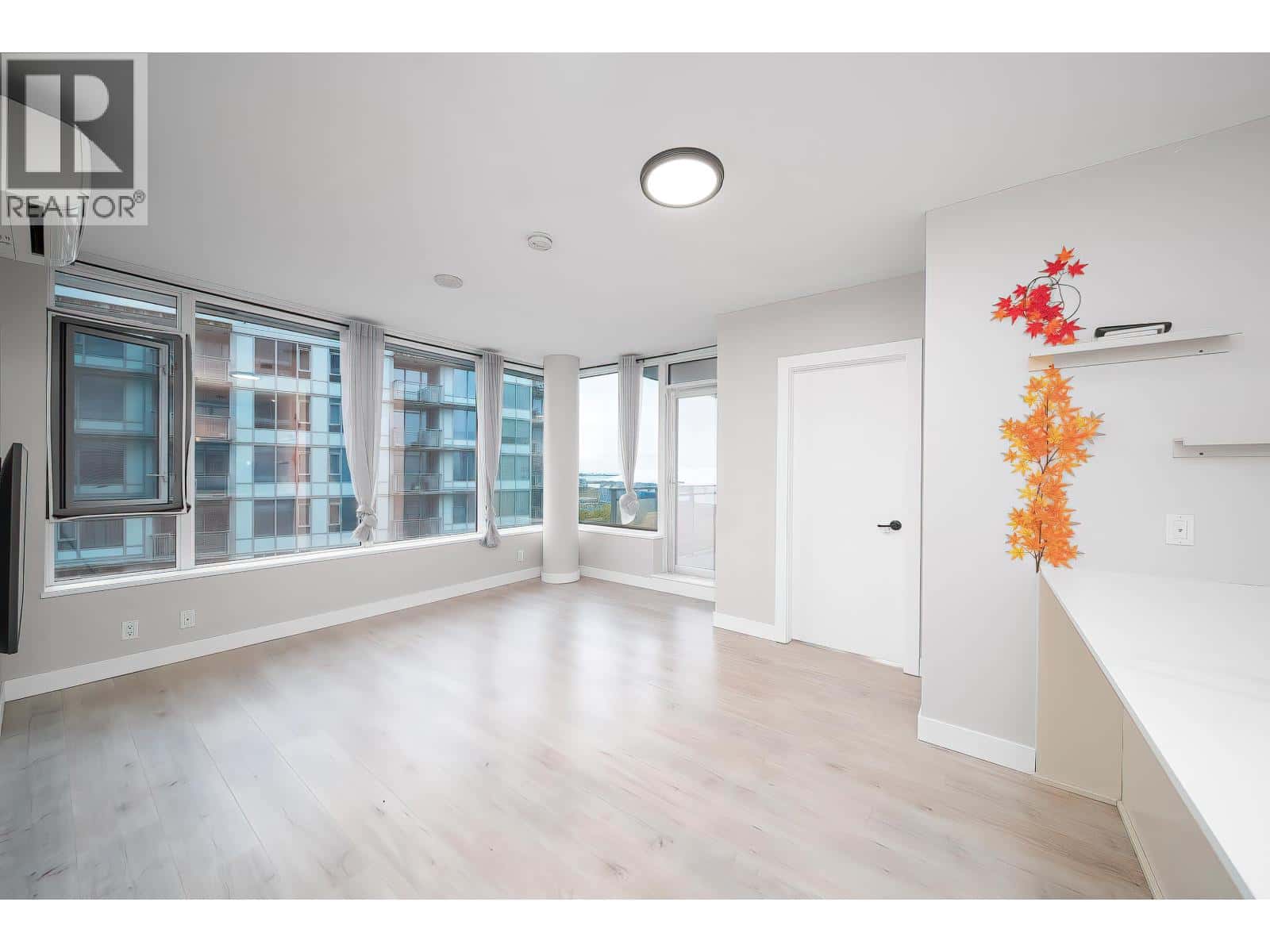 902 6971 ELMBRIDGE WAY — Richmond - Photo 2 of 18