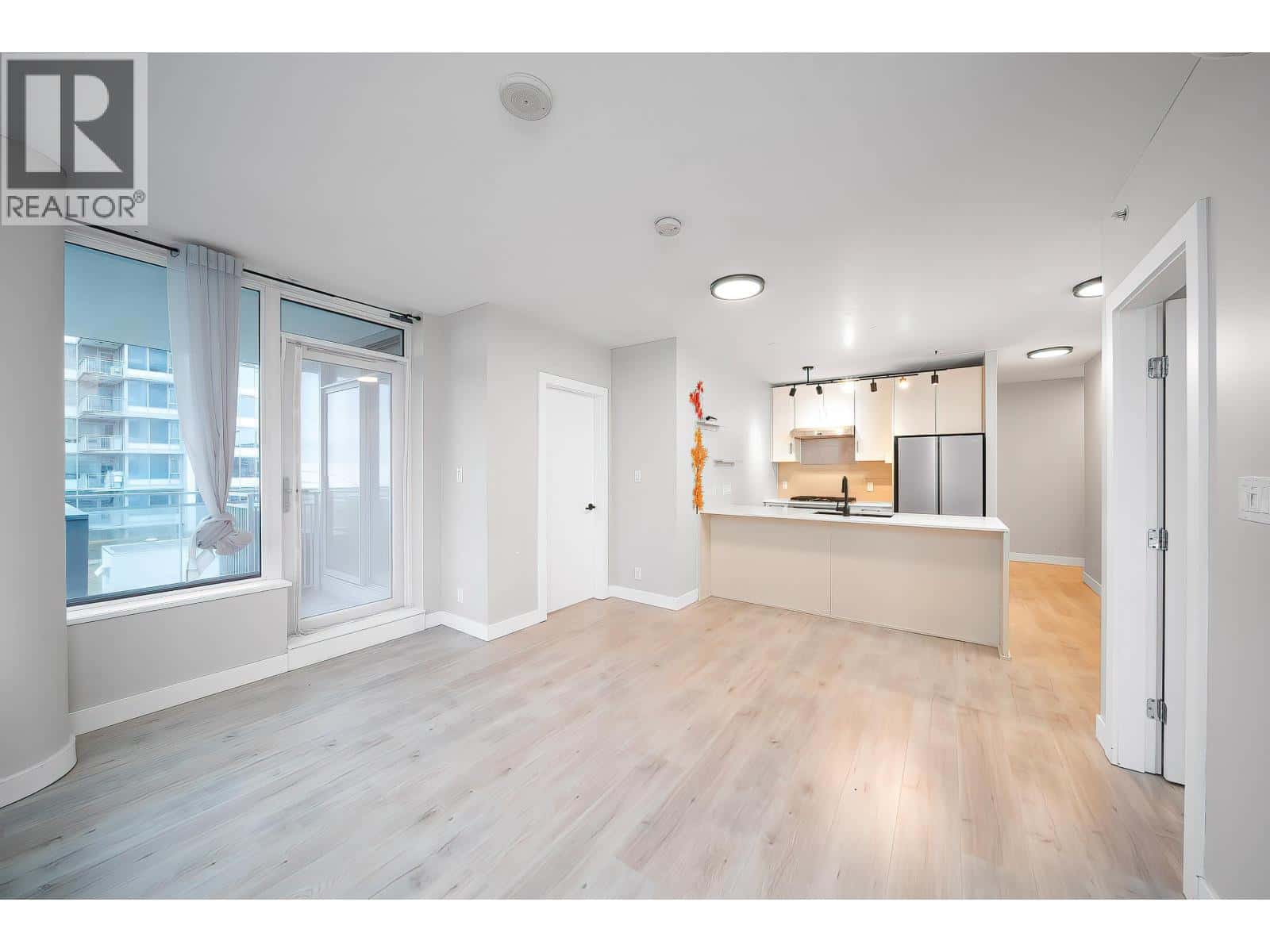 902 6971 ELMBRIDGE WAY — Richmond - Photo 3 of 18