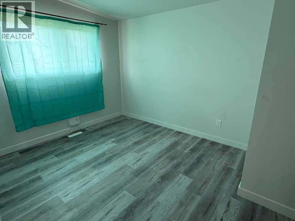 4704 14 Street NW — Calgary - Photo 5 of 7