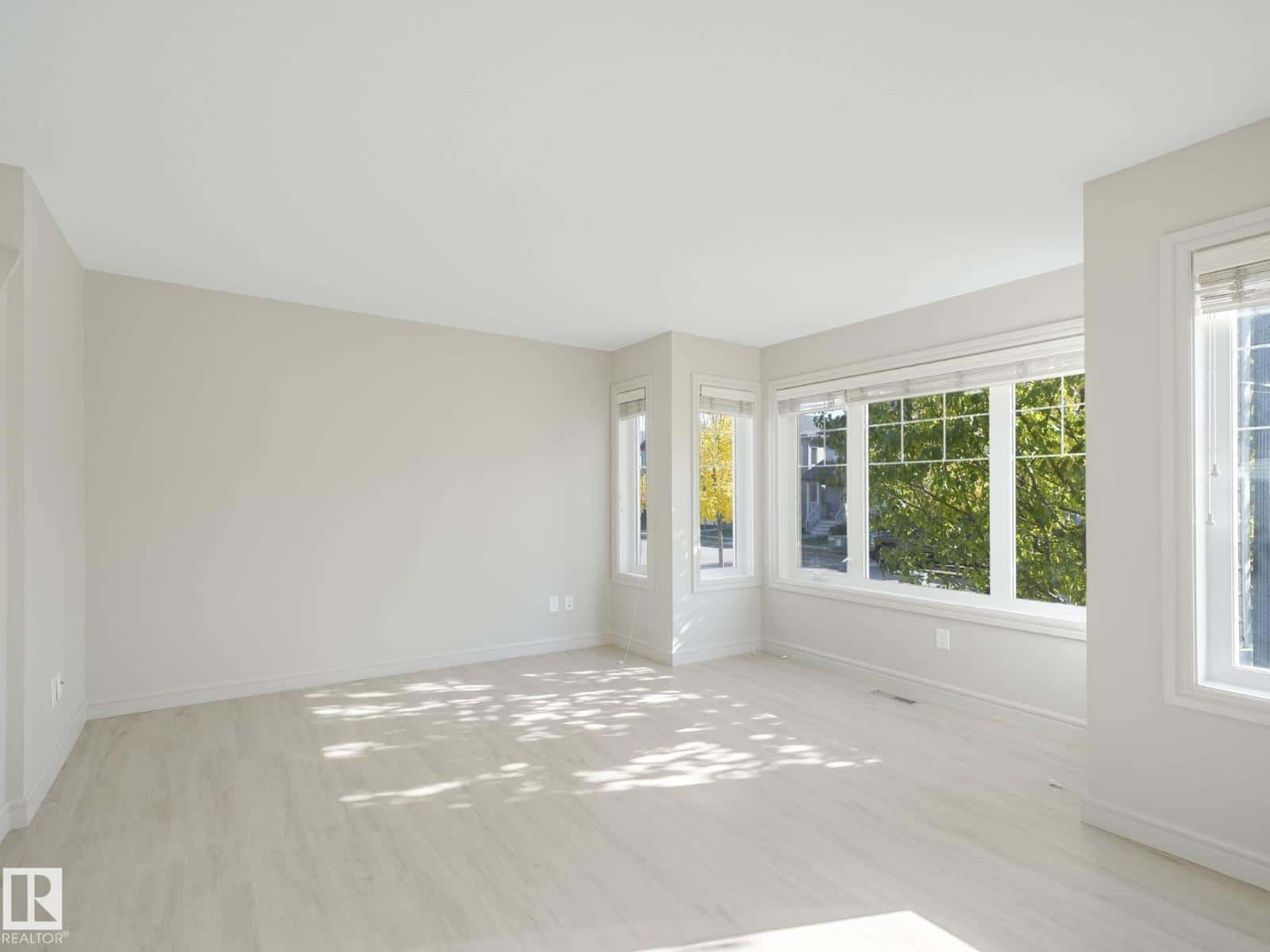 17724 6 AV SW — Edmonton - Photo 5 of 60