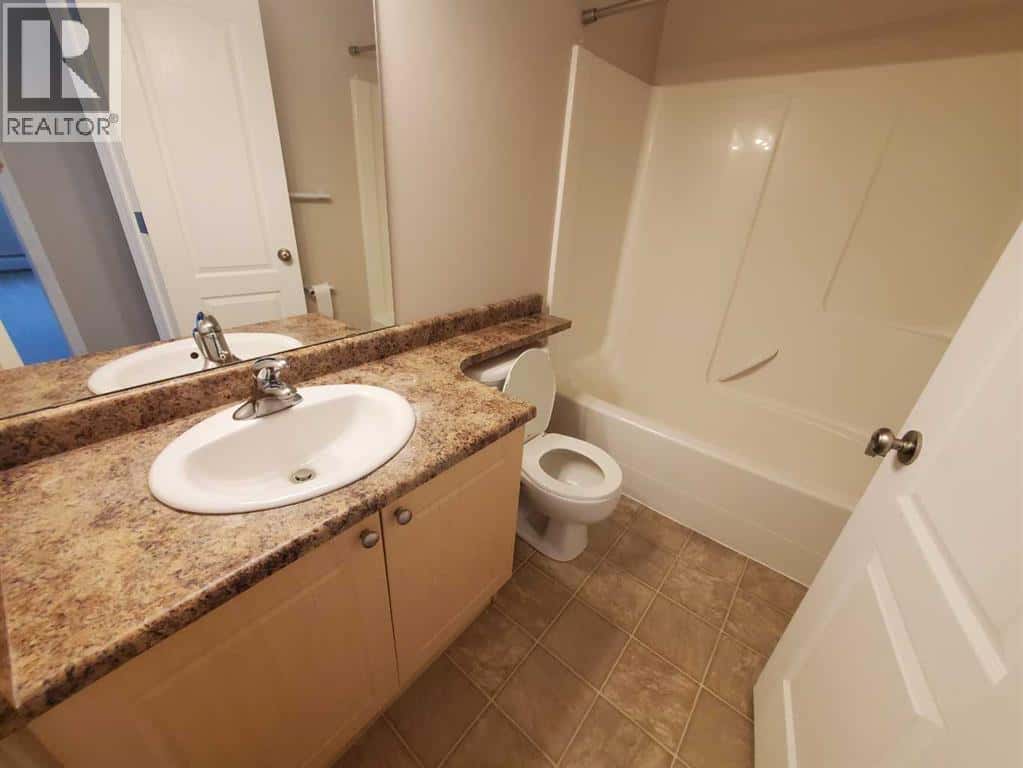 411, 1615 41 Street — Edson - Photo 3 of 6