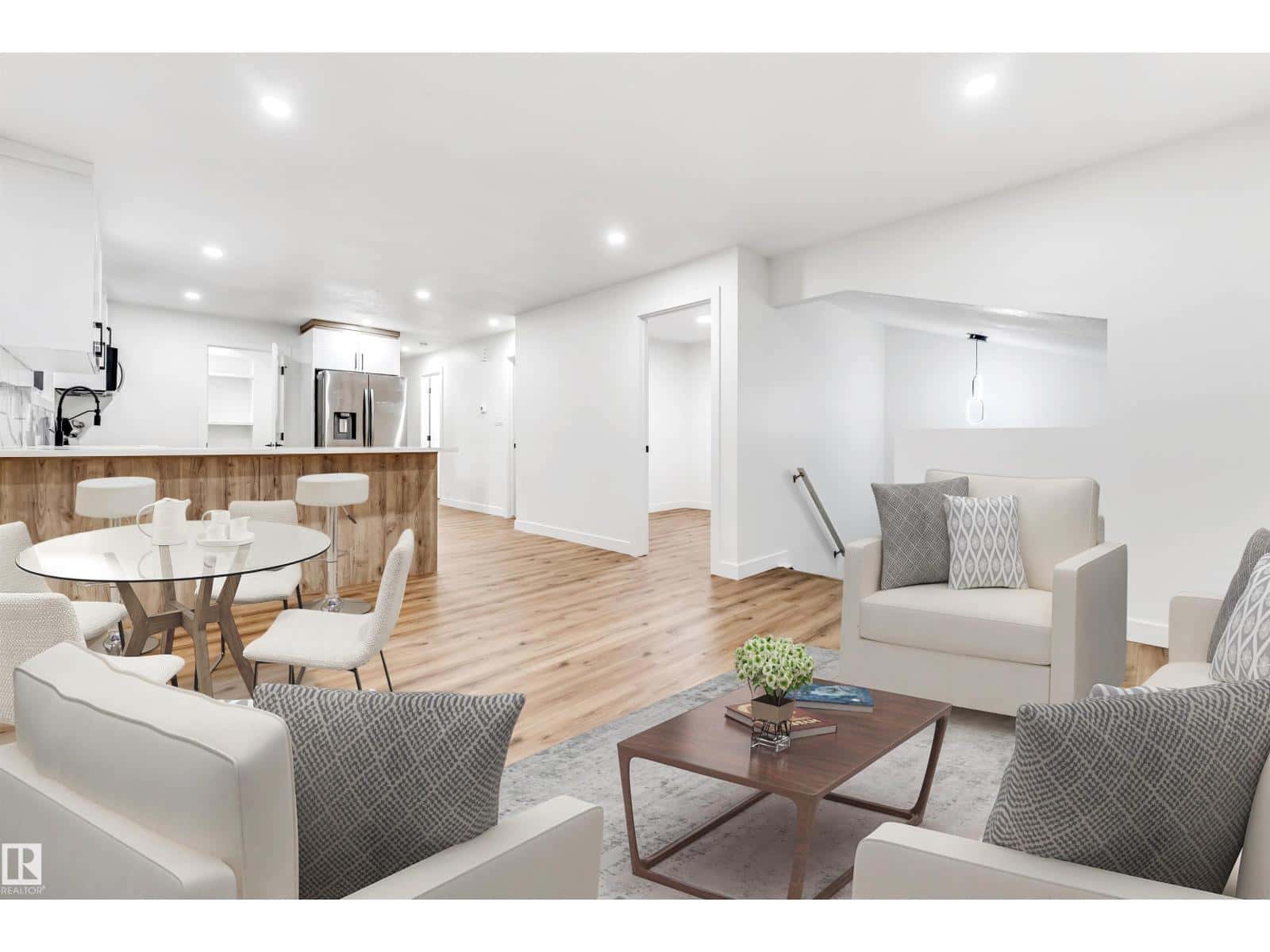 4616 32 AV NW — Edmonton - Photo 2 of 46